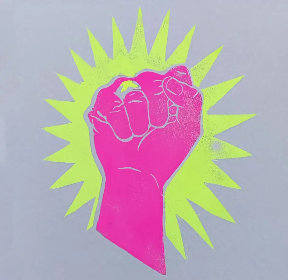 POW - linogravure - Rose & Jaune fluo Linogravure représentant un poing fermé Imprimé à la main en rose fluo sur fond étoilé jaune fluo avec une bague gravée jaune fluo sur fond gris.